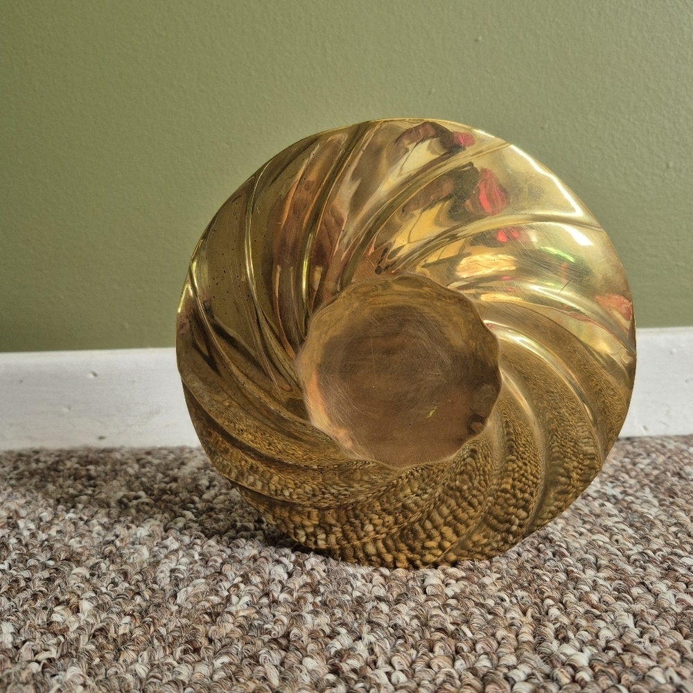 Brass Solid Elegant Swirl Decorative Vase